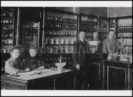 cca 1910 Váci gyógyszertár, 1 db modern nagyítás, jelzés nélkül, 15x21 cm