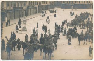 Brassó, Kronstadt, Brasov; Piactér osztrák-magyar katonákkal, Száva és Donszky, J. L. &amp; A. Hesshaimer üzlete. Adler és fia fényképészeti műterme / WWI K.u.K. military, market square with soldiers, shops. photo (fl)