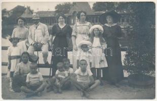 1913 Vízakna, Salzburg, Ocna Sibiului; a rákoskeresztúri Székely-család és a Fodor-, valamint Nagy-családokkal, fürdőzők, csoportkép / noble family at the spa, bathers. photo (EK)