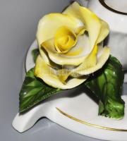 Herendi gyertyatartó, 3 plasztikus sárga rózsa díszítéssel, egy szirom sérült, d: 14 cm