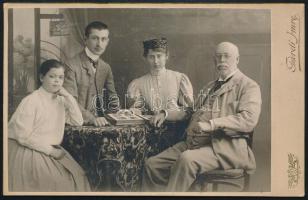 Bizáki Puky József (1854-1914) császári és királyi kamarás, miniszteri tanácsos, tüzérőrnagy és családja, keményhátú fotó Gárdi Imre kecskeméti műterméből, 10,5×16,5 cm