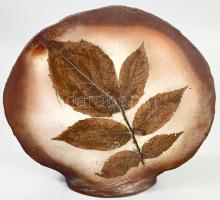 Szemereki Teréz levél lenyomatos virágtartó, jelzett, minimális kopással, 27x30 cm