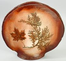 Szemereki Teréz levél lenyomatos virágtartó, jelzett, minimális kopással, 27x30 cm