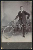 cca 1900 Fiatalember kerékpárral, keményhátú fotó Klomann esztergomi műterméből, sérülésekkel, 16,5×10,5 cm