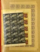 Ívdarabok, tömbök főleg a 40-es, 50-es évekből, közte néhány teljes ív, mappában ívberakóban