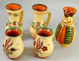 9 darab Karcagi kerámia népi tárgy, közte nagyobb méretű falitál és miskakancsó, jelzett, jó állapotban.