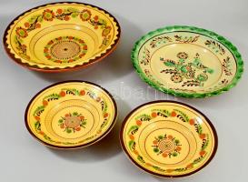 9 darab Karcagi kerámia népi tárgy, közte nagyobb méretű falitál és miskakancsó, jelzett, jó állapot...