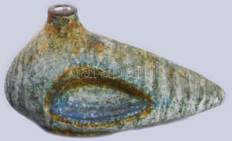 Simó Ágoston (1925-2011): Fekvő kavicsváza. Magas hőfokon égetett, rézoxiddal színezett, samottos agyag. Alján jelzett. Hibátlan, élénk színvilággal, 35x18 cm /// "1943-49: Magyar Iparművészeti Főiskola kerámia szak, mestere: Borsos Miklós, Gádor István, Molnár Elek és Ohmann Béla volt. 1957: Iparművészeti Pályázat I. és II. díj; 1960: Iparművészeti Pályázat I. és III. díj; 1985: Magyar Alkotóművészek Országos Egyesülete-díj; 2002: Ferenczy Noémi-díj. 1950-től a Gránit Kőedény és Porcelángyár, 1952-54 között pedig a Kerámia Iparművészeti Szövetkezet tervezőjeként dolgozott. 1954-től szabadfoglalkozású művész. A Siklósi Kerámia szimpóziumon 1972-ben és 1976-ban vett részt. Tevékenységi köre a kerámia teljes területére kiterjed, ezen belül jelentős szerepet kaptak a figurális plasztikák, a murális feladatok, továbbá a cserépkályhák."