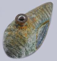 Simó Ágoston (1925-2011): Fekvő kavicsváza. Magas hőfokon égetett, rézoxiddal színezett, samottos ag...