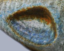 Simó Ágoston (1925-2011): Fekvő kavicsváza. Magas hőfokon égetett, rézoxiddal színezett, samottos ag...