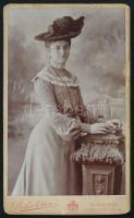 cca 1900 Elegáns, kalapot viselő hölgy portréja, vizitkártya Békei Ödön budapesti műterméből, 11x6,5 cm