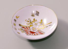 Japán porcelán katonai szakés csésze. cca 1940-1944, gyalogos hadosztály, zászló és cseresznyeág díszítéssel, kis kopottsággal, horzsolással, d: 8,5 cm