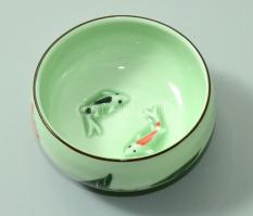 Kínai teás csésze, plasztikus aranyhal díszítéssel, hibátlan, d: 7 cm