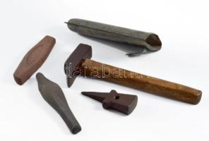 Kaszaélező kalapács üllővel, kaszakő tartó kaszakövekkel.