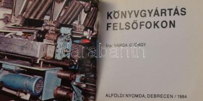 Varga György: Könyvgyártás felsőfokon. (Minikönyv). Debrecen, 1984, Alföldi Nyomda, 32+(1) p. Színes fotókkal illusztrálva. Kiadói kartonált papírkötés. Megjelent 200 példányban. Számozott (154./200) példány.