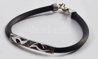 Ezüst (Ag) fekete pántos modern karkötő, jelzett, h: 21 cm, bruttó: 10,8 g