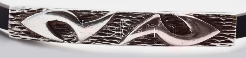 Ezüst (Ag) fekete pántos modern karkötő, jelzett, h: 21 cm, bruttó: 10,8 g