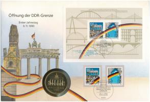 Németország 1989. "Brandenburger Tor - Berlin / 9. November 1989" aranyozott fém emlékérem érmés borítékban, német nyelvű leírással (41mm) T:UNC