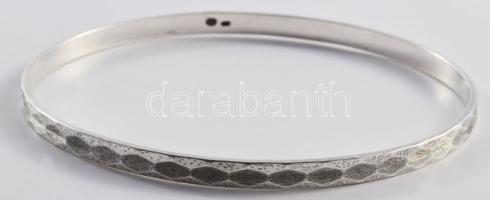 Ezüst (Ag) mintás karperec, jelzett, d: 6,6 cm, nettó: 10,4 g