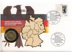 Németország 1991D 1M aranyozott Cu-Ni, tartományi címereket ábrázoló bélyeggel felbélyegzett "BERLIN" borítékban, bélyegzéssel, német nyelvű leírással T:UNC Germany 1991D 1 Mark gilt Cu-Ni in "BERLIN" envelope with stamps depicting provincial coats of arms and cancellation, with German description C:UNC