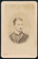 1867 Elegáns fiatalember portréja, vizitkártya Letzter Lázár (1832-1897) kassai műterméből, kissé foltos, 10x6,5 cm