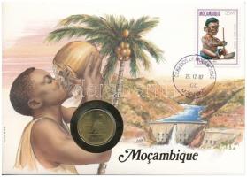 Mozambik 1982. 1M felbélyegzett borítékban, bélyegzéssel, német nyelvű leírással T:AU patina Mozambique 1982. 1 Metical in envelope with stamp and cancellation, with German description C:AU patina