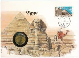 Egyiptom DN (1982-1986) 5p felbélyegzett borítékban, bélyegzéssel T:UNC Egypt ND (1982-1986) 5 Piastres in envelope with stamp and cancellation C:UNC