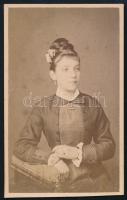 cca 1875 Fiatal hölgy portréja, vizitkártya Fleck Rudolf budapesti műterméből, alja vágott, 10x6 cm (Ritka!)