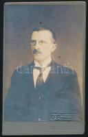 cca 1930 Szemüveges úr portréja, vizitkártya Bartizek László sátoraljaújhelyi fényképész műterméből, hidegpecséttel jelzett, 10,5x6,5 cm (Ritka!)