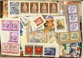 Vegyes külföldi áztatnivaló bélyeg ömlesztve, bonbonos dobozban.