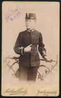 1899 Hadapród (kadét) egyenruhás fiú portréja, vizitkártya Mathea Károly nagykanizsai műterméből, feliratozva, 11x6,5 cm