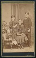cca 1880-1890 Gyerekek csoportképe, vizitkártya Löger Gusztáv nyitrai (Nitra, Neutra) műterméből, 11x6,5 cm