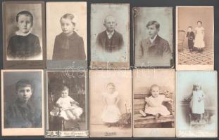 10 db gyerekeket ábrázoló vizitkártya, különféle műtermekből (közte Blaho Ede, Knebel Jenő, Bülch Ágoston, stb.), változó állapotban