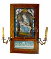 A Piéta jelenetét ábrázoló szoborral díszített fali kegytárgy, cca 1950, gyertyatartó résszel, fiókjában gyertyával és szenteltvizes üveggel, 59x35 cm