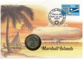 Marshall-szigetek érmés boríték, első napi bélyegzéses bélyeggel, benne Amerikai Egyesült Államok 1990P 25c Cu-Ni , német tájékoztató lappal T:UNC patina Republic of the Marshall Islands coin envelope with first day of issue stamp and cancellation with USA 1990P 25 Cents Cu-Ni, with German description C:UNC patina
