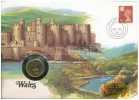 Nagy-Britannia / Wales 1990. 1P Ni-sárgaréz felbélyegzett borítékban, bélyegzéssel, német nyelvű leírással T:UNC patina Great Britain / Wales 1990. 1 Pound Ni-brass in envelope with stamp and cancellation, with German description C:UNC patina
