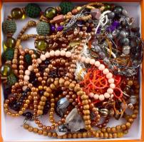 Doboznyi bizsu tétel, zömmel nyakláncok