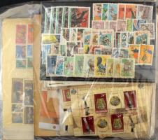 Tétel külföldi és magyar bélyeg, közte postatiszta, blokkok, ív darabok, cserefüzetek stb.