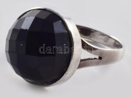 Ezüst (Ag) fekete köves gyűrű, jelzett, méret: 57, bruttó: 7 g