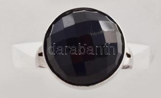 Ezüst (Ag) fekete köves gyűrű, jelzett, méret: 57, bruttó: 7 g