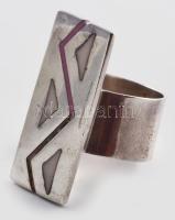 Ezüst (Ag) modern gyöngyházberakásos gyűrű, jelzett, hiányos berakással, méret: 51, bruttó: 6,2 g