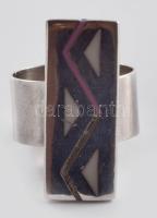 Ezüst (Ag) modern gyöngyházberakásos gyűrű, jelzett, hiányos berakással, méret: 51, bruttó: 6,2 g