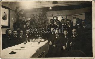 1918 SMS PRINZ EUGEN Osztrák-Magyar Haditengerészet pre-dreadnought csatahajó személyzete a fedélzeten, Erzsébet királyné (Sisi) fényképe a falon / K.u.K. Kriegsmarine Matrosen / Austro-Hungarian Navy ironclad warship's crew on deck, Empress Elisabeth of Austria's (Sissi) photo on the wall. photo + "K.u.k. Marinefeldpostamt Pola" (kopott sarkak / worn corners)