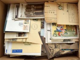 Képeslapok, küldemények vegyesen, kartondobozban