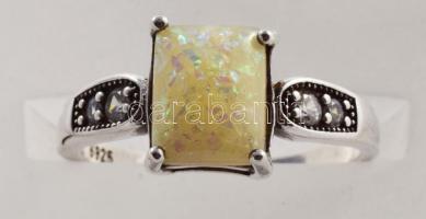 Ezüst (Ag) opálköves gyűrű, jelzett, méret: 63, bruttó: 3,1 g