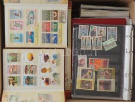 Nagy kartondoboznyi vegyes anyag, benne bélyegek, küldemények, ragjegyek stb. Átnézendő!