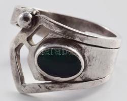 Ezüst (Ag) zöld köves modern gyűrű, jelzett, méret: 51, bruttó: 5,4 g