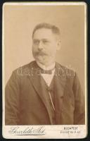 1889 Sztankóczy Mihály portréja, vizitkártya Goszleth István budapesti műterméből, a hátoldalon feliratozva, kissé foltos, 11x6,5 cm