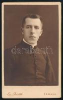 1927 Fiatalember portréja, vizitkártya L. Andok nagyszombati műterméből, a hátoldalon ajándékozási sorokkal, 10,5x6,5 cm / 1927 Portrait of a young man, cdv photo from the studio of L. Andok in Trnava, with inscription on the reverse, 10.5x6.5 cm