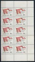 1981 Magyar történelmi zászlók 40f ívsarki tízestömb, a 4. bélyegen a piros szín erősen hiányos